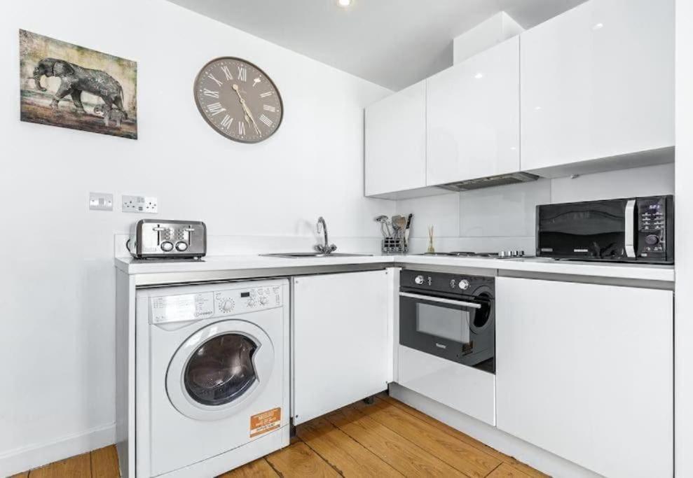 1 Bedroom Flat Piccadilly Sleep 7 In London Vr10 Εξωτερικό φωτογραφία