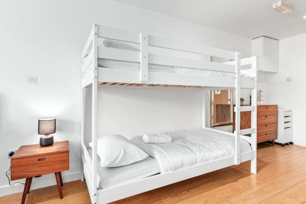 1 Bedroom Flat Piccadilly Sleep 7 In London Vr10 Εξωτερικό φωτογραφία